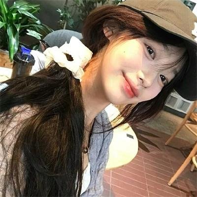 草丛中的人